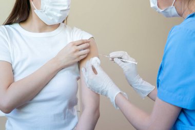 Doktor aşı enjeksiyonu, hasta gribi ya da hastane ya da klinikte grip için bulaşıcı hastalıkları önler. Doktorlar ateşi olan insanlara ilaç vermek için iğne kullanırlar..