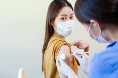 Doktor aşı enjeksiyonu, hasta gribi veya hastane veya klinikte grip için bulaşıcı hastalıkları önler. Doktorlar ateşi olan insanlara ilaç vermek için iğne kullanırlar..