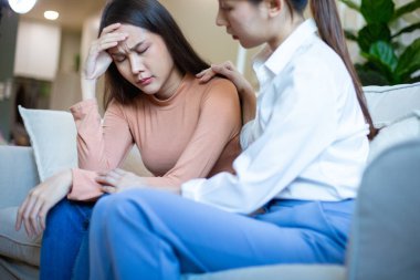 Kadınların zihinsel semptomları ve depresyonu vardır. Hastalığını tedavi etmek için psikiyatristle tanış. Hasta kadın terapi tedavisi. Psikolog, sorun anksiyete seansı hastası yazıyor..