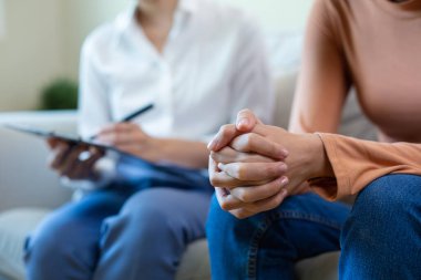Kapalı el mutsuz kadın üzgün kadın zihinsel hastalık ve depresyon belirtileri var. Stres, mutsuz, acı. Psikiyatrist terapi sorunu hastalık hissi.