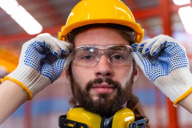 Erkek mühendis portresi sarı başlıklı gözlük başarılı inşaat fabrikası. ustabaşı geliştirme projesi yöneticisi mimar.