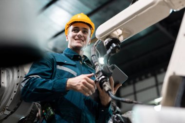 Otomatik makine mühendisi otomasyon robot silah makinesinin kalite kontrol sistemi fabrikada. Fabrika endüstrisinde üretim yapan servis programlama robotları.