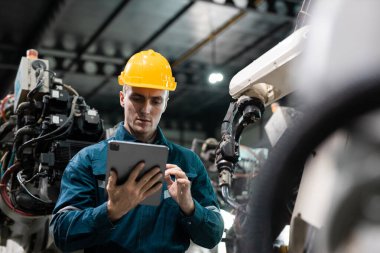 Otomatik makine mühendisi otomasyon robot silah makinesinin kalite kontrol sistemi fabrikada. Fabrika endüstrisinde üretim yapan servis programlama robotları.