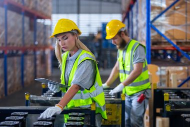 Depoda tablet kalitesinde araç parçaları kontrol eden profesyonel biri var. Denetmen ithalat-ihracat taşımacılığı, lojistik işletme fabrikası konsepti.