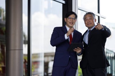 Kıdemli iş adamı, genç iş adamlarının yeni nesline tavsiye ve koçluk yapıyor. Büyük ve genç iş adamlarının beyin fırtınası gelişimi. İki nesil arasında birlikte çalışmak..