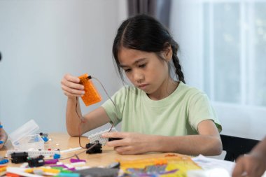 Eğitim BTMM çocuk okulunda öğrenci sınıfında. Robot montaj eğitimi, beyin gelişimi, geleceğin elektrik mühendisliğini öğrenen çocuk..