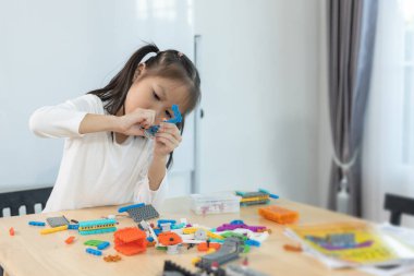 Eğitim BTMM, okulda öğrenci kız öğrenci sınıfı. Robot montaj eğitimi, beyin gelişimi, çocuk elektriksel gelecek mühendisliği öğrenmeyi seviyor..