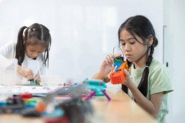 Eğitim BTMM çocuk okulunda öğrenci sınıfında. Robot montaj eğitimi, beyin gelişimi, geleceğin elektrik mühendisliğini öğrenen çocuk..