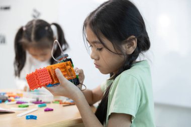 Eğitim BTMM çocuk okulunda öğrenci sınıfında. Robot montaj eğitimi, beyin gelişimi, geleceğin elektrik mühendisliğini öğrenen çocuk..