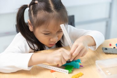 Eğitim BTMM çocuk okulunda öğrenci sınıfında. Robot montaj eğitimi, beyin gelişimi, geleceğin elektrik mühendisliğini öğrenen çocuk..