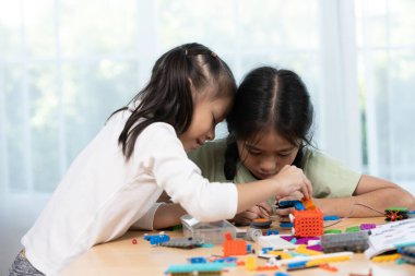 Eğitim BTMM çocuk öğrencileri sınıfta. Robot montaj eğitimi, beyin gelişimi, elektrik geleceği mühendisliği..