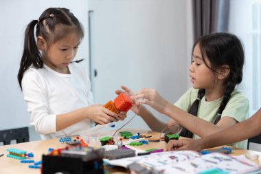 Eğitim BTMM çocuk öğrencileri sınıfta. Robot montaj eğitimi, beyin gelişimi, elektrik geleceği mühendisliği..