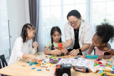 Eğitim BTMM çocuk okulunda öğrenci sınıfında. Robot montaj eğitimi, beyin gelişimi, geleceğin elektrik mühendisliğini öğrenen çocuk..