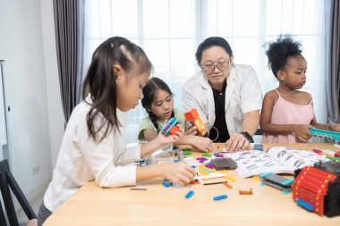 Eğitim BTMM çocuk okulunda öğrenci sınıfında. Robot montaj eğitimi, beyin gelişimi, geleceğin elektrik mühendisliğini öğrenen çocuk..
