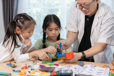 Eğitim BTMM çocuk okulunda öğrenci sınıfında. Robot montaj eğitimi, beyin gelişimi, geleceğin elektrik mühendisliğini öğrenen çocuk..