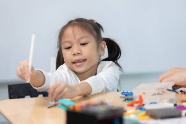 Eğitim BTMM çocuk okulunda öğrenci sınıfında. Robot montaj eğitimi, beyin gelişimi, geleceğin elektrik mühendisliğini öğrenen çocuk..