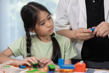 Eğitim BTMM çocuk okulunda öğrenci sınıfında. Robot montaj eğitimi, beyin gelişimi, geleceğin elektrik mühendisliğini öğrenen çocuk..