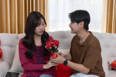 Asyalı çift sürpriz evlilik yıldönümünü kutluyor. Sevgililer Günü 'nde mutluluk.