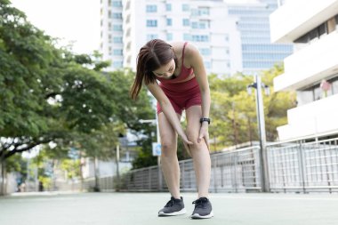 Kadınlar spor giyiniyor. Spor yaptıktan sonra diz ağrısı çekiyor. Kadın bacak ağrısı. Rahatsızlık ortopedik.