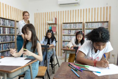 Okulda çocuk eğitimi, sınıfta. Liseli kız mutlu öğrenmeler. Öğretmenin öğrettiği gibi yazıyorum. Okula dönüş konsepti.