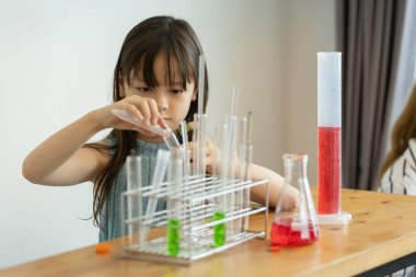 Çocuklar sınıf eğitimi deneyi laboratuvar fen öğrencisi deney deney deney şişesi kimyası keşfi öğrenme araştırması.