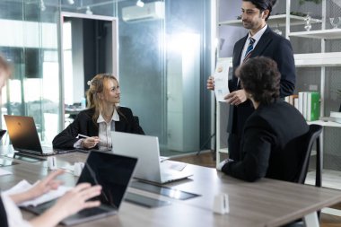 İş adamları profesyonel takım çalışması ofiste beyin fırtınası projesi hakkında konuşuyor. Başarı kişi işbirliği toplantısı planlama masa ofisinde.