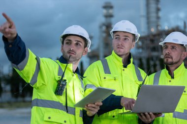 Profesyonel elektrik mühendisi üniforması. Birlikte çalışıyorlar. Elektrik santrali ya da petrol petrokimyasını rafine ediyorlar. Endüstriyel fabrika alan kontrol enerji santrali.