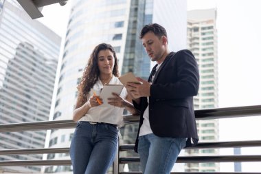 Günümüz şehrinde güneşli bir günün tadını çıkaran, şehir içinde gülücükler saçan ve kahkahalar atan çiftler..