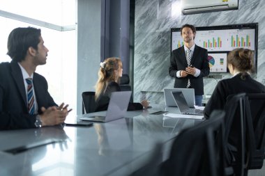 İş Sunumu, Nişanlı Takım Üyeleriyle Çağdaş Konferans Odasında Pazar Analizi ve Büyüme Stratejilerini Gösteriyor