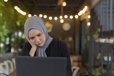 Müslüman kadınlar iş yerinde dizüstü bilgisayar ve baş ağrısı kullanarak tesettüre girerler. Migren, işten dolayı baş dönmesi, uykusuzluk..