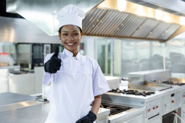 Portre şefi aşçılık uzmanı kadınlar parmaklarıyla mutfakta dururlar, özgüven ve profesyonellik gösterirler..