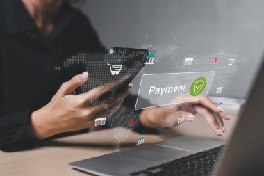 Fütürist sanal arayüzlü küresel alışveriş ve ödeme konsepti. Akıllı telefon ve dizüstü bilgisayar kullanarak güvenli bir ödeme yapan bir kadın, e-ticaret ve dijital işlemleri temsil ediyor.