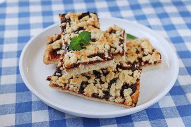 Nane şekeriyle süslenmiş, reçelli turta.