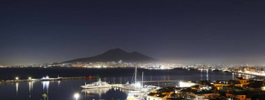 Castellammare di Stabia, Vezüv Dağı ve Napoli Körfezi, Campania, İtalya 'nın günbatımında geniş panoramik manzara