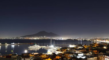 Castellammare di Stabia, Vezüv Dağı ve Napoli Körfezi, Campania, İtalya 'nın günbatımında panoramik manzara