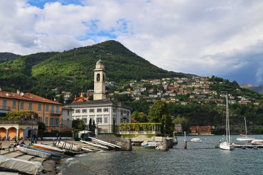 Como Gölü kıyısındaki Cernobio kasabası. Arkasında dağlar var.