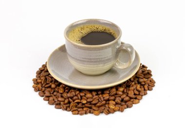 Beyaz arka planda kavrulmuş fasulyeli kahve fincanı..