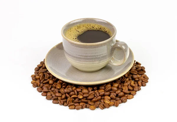 Kaffeetasse Mit Gerösteten Bohnen Isoliert Auf Weißem Hintergrund — Stockfoto