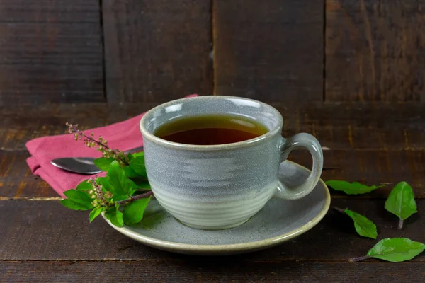 图尔西或神圣的罗勒茶在灰色杯子与新鲜的郁金香叶木制背景 印度的阿育吠陀医学 — 图库照片