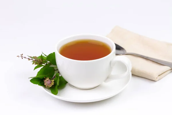 图尔西或神圣罗勒茶在白色陶瓷杯与郁金香叶和分枝隔离的白色背景 印度的Ayurvedic医学 为健康饮酒 — 图库照片