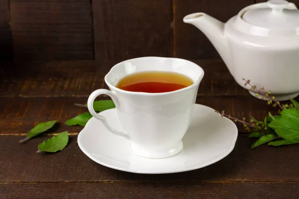 Τσάι Tulsi Ιερό Βασιλικό Λευκό Κύπελλο Φρέσκο Φύλλο Tulsi Ξύλινο — Φωτογραφία Αρχείου