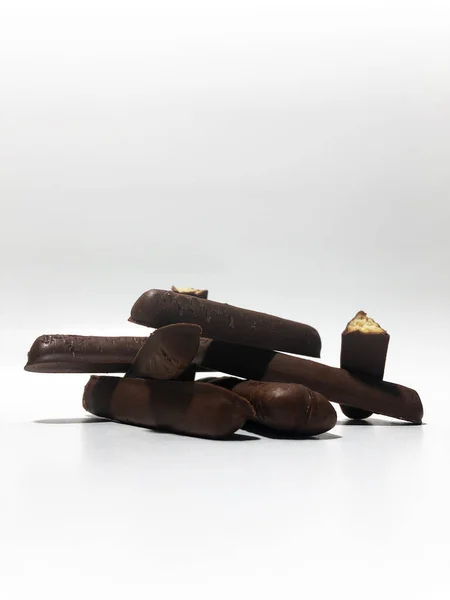 Beyaz Arka Planda Çikolata Aromalı Yiyecek — Stok fotoğraf