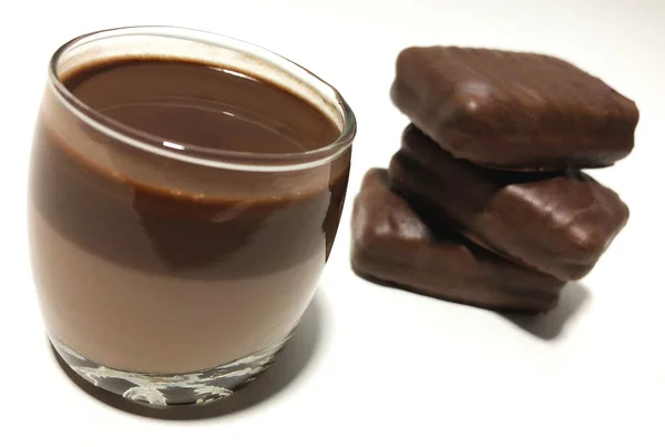 Csokoládé Ízesített Élelmiszer Fehér Alapon — Stock Fotó