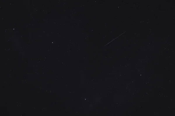 Der Nachthimmel Mit Sternen Und Perseiden Meteoriten — Stockfoto