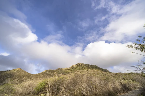 カリブ海の島の山々を眺める景色 — ストック写真