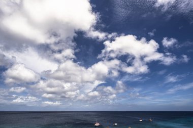 Okyanusun üzerindeki Karayip manzaralı gökyüzü