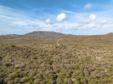 Karayipler 'deki bir adanın manzarası üzerinde resim gibi bir hava manzarası.