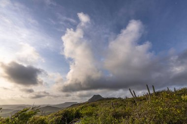 Gökyüzü manzarası ve Karayipler 'deki bir ada manzarası