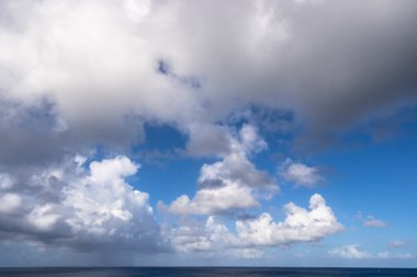 Bulutlu mavi gökyüzü ve okyanus, doğa arka planı