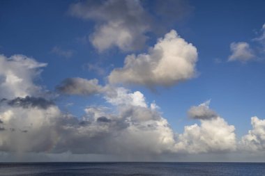Bulutlu mavi gökyüzü ve okyanus, doğa arka planı
